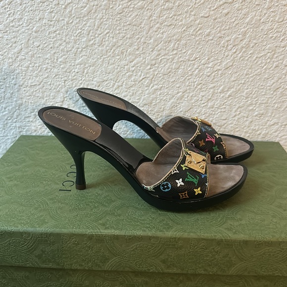 Lv heels size 6 fits like 5 - Picture 2 of 3